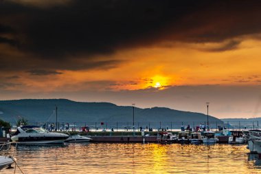 Çanakkale / Türkiye - 14 Temmuz 2019: Gün batımında Çanakkale şehir merkezi limanı