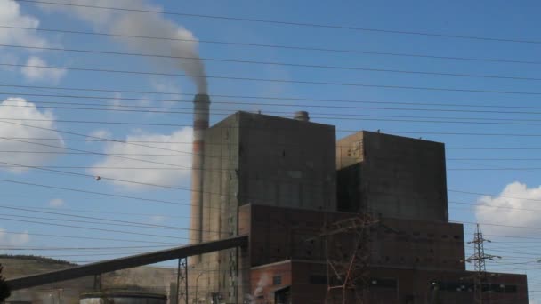 火力発電所の煙突からの有害な煙 大気汚染 — ストック動画