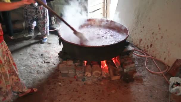 Pâte Tomate Traditionnelle Dans Chaudière Avec Feu Bois Dans Village — Video