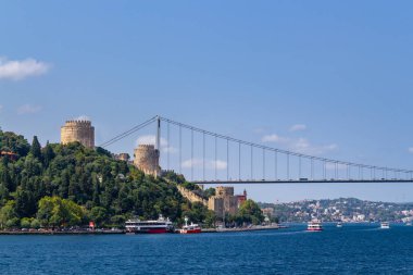 İstanbul / Türkiye - 30 Temmuz 2019: Güneşli bir günde İstanbul Boğazı ve Rumelihisarı'nın denizden manzara görünümü