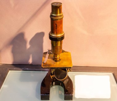 Eski antik mikroskop, retro tarzı