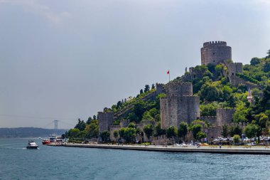 İstanbul / Türkiye - 30 Temmuz 2019: Güneşli bir günde İstanbul Boğazı ve Rumelihisarı'nın denizden manzara görünümü