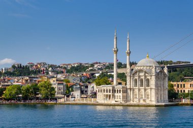İstanbul manzarası. İstanbul'un populer turistik beldesi Ortaköy Camii Boğaz denizinden manzara. Türkiye