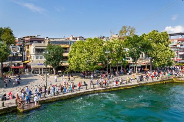 Ortaköy, İstanbul / Türkiye - 30 Temmuz 2019: İstanbul'un turistik merkezi Ortaköy Meydanı ve halkları
