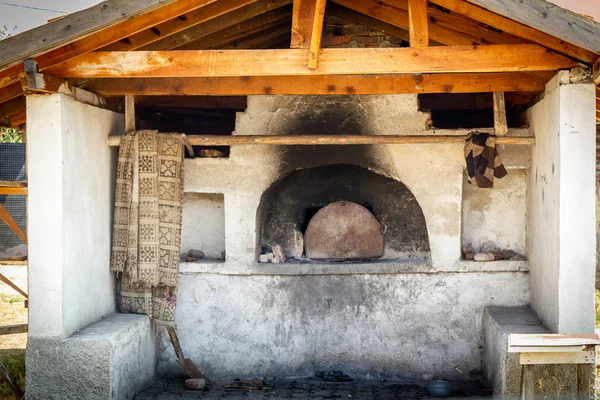 村外の木製オーブン — ストック写真