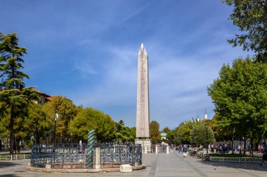 Sultanahmet, İstanbul / Türkiye - 23 Eylül 2019: İstanbul'un popüler turistik destinasyonu Sultanahmet Meydanı güneşli bir gün