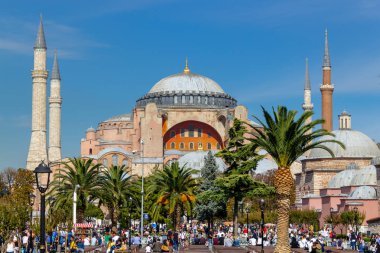 Sultanahmet, İstanbul / Türkiye - 23 Eylül 2019: Ayasofya Kilisesi Müzesi güneşli bir gün ve halklar