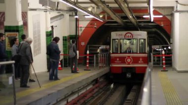 İstanbul, Tunel, Taksim / Türkiye - 09 Ekim 2019: Karaköy-Tünel Taksim hattı tünel istasyonundaki eski tramvay hattı. Bu hat dünyanın en eski ikinci metrosu.
