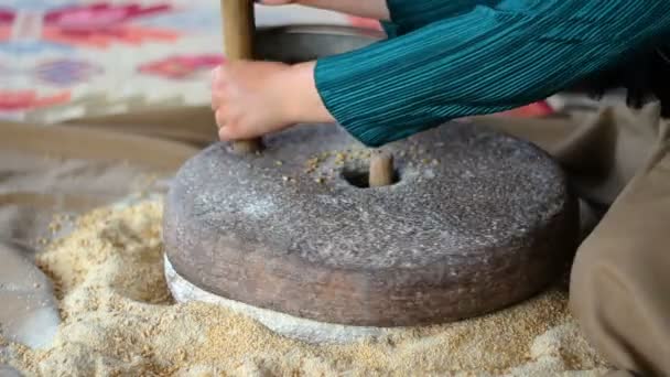 女人正在石磨中手工研磨小麦 — 图库视频影像