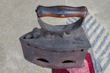 Beyaz kumaş zemin üzerinde eski kömür ütüsü