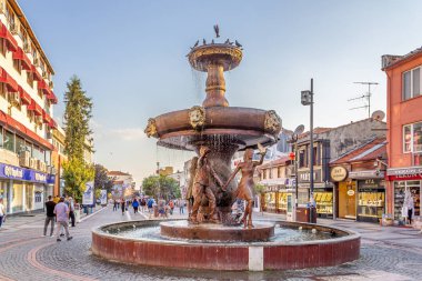 Edirne / Türkiye - 02 Ekim 2019: Edirne şehir merkezinde sokakta süs havuzu