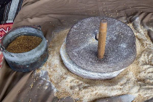 Taş değirmeninde elle öğütülen buğday