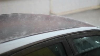 Arabanın üzerine yağmur damlaları yağıyor. Şiddetli yağmur ve su sıçraması