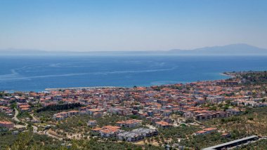 Kuzey Ege Denizi Edremit Körfezi. Adatepe Köyü, Canakkale, Türkiye 'den yaz günü görünümü