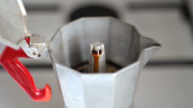 Espresso kahvesi ocağın üstünde Moka Pot.