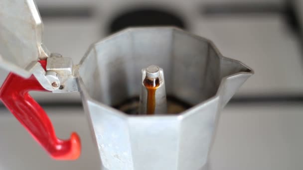 エスプレッソコーヒーメーカー真岡鍋をストーブの上に — ストック動画