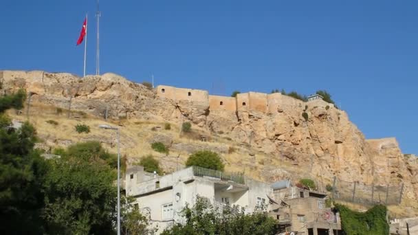 Mardin Slott Och Turkisk Flagga Utsikt Gamla Mardin Turkiet — Stockvideo