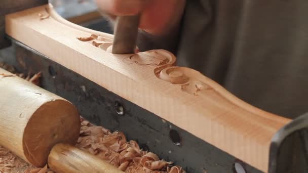 Tesař Pracuje Dřevěném Nábytku Ruční Řezbou Dřevěné Řezbářské Umění Ručním — Stock video