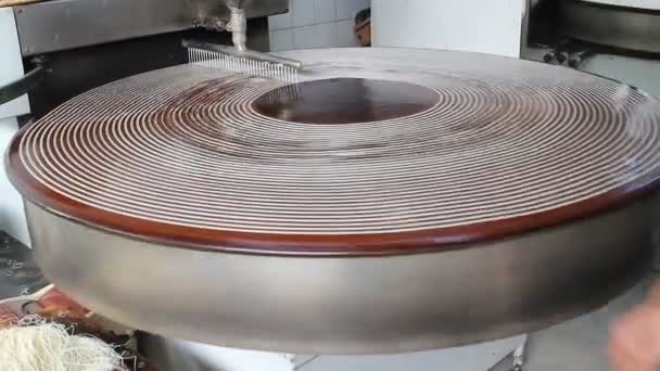 Traditioneel Turks Dessert Bereiding Van Kadayif Kunefe Dessertdeegmachine — Stockvideo