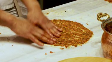 Aşçı kendi elleriyle lahana pişirir.