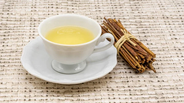 Arka plan ve sevimli küçük sopa uçan daire yanında bir sürü desenli masa örtüsü ile elma çay