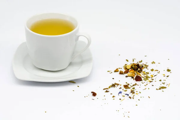 Tablo temiz beyaz bir arka plan ile fincan tabağı yanında beyaz fincan çay bitki ile beyaz bir daire üzerine yayılmış