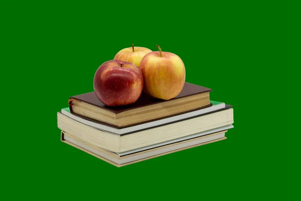 Birkaç kitap ve yeşil bir arka plan üzerinde üç elma eğitim bir bakış