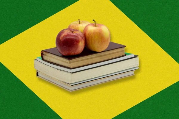 Kaç kitap üzerinde üç elma yeşil gürültülü dikdörtgen arka planda üzerinde kesme gürültülü sarı pastil ile eğitim bir bakış