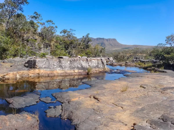 Ön kayalarda ve dağlar uzakta içinde belgili tanımlık geçmiş üzerinden çalışan bir Stream göz hizasında bir relax görünümü