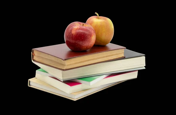 Temiz ve siyah arka plan ile kaç kitap üzerinde iki elma eğitim bir bakış