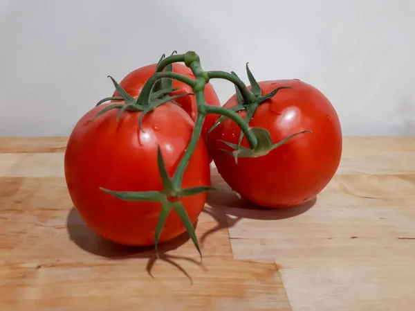 Frontansicht Von Drei Roten Tomaten Die Durch Einen Grünen Stiel — Stockfoto