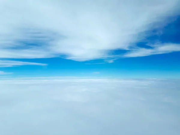 積雲の雲画像の下で 真ん中に澄んだ青い空と上部の層雲雲の密度の高いベースで飛行機から多くの雲の美しい景色 — ストック写真