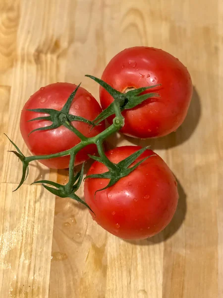 Het Bovenaanzicht Van Een Portret Van Drie Rode Tomaten Samen — Stockfoto