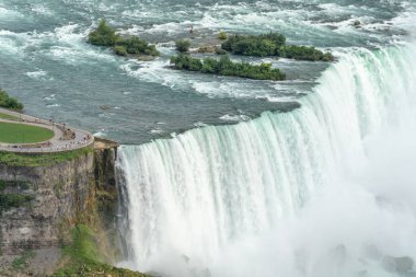 Niagara Falls, üzerinde / Kanada - 09/06/2018: Niagara Şelaleleri kısmi bir hava görünümünü resmin sağ alt köşesinde kayalarda su sıçrama ile