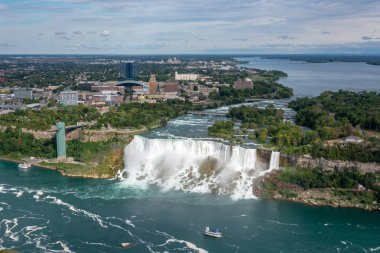 New York, Ny / Amerika Birleşik Devletleri - 09/06/2018: American Falls Niagara nehrinde Niagara Falls City, uzak bir görünümünü üzerinde / Kanada