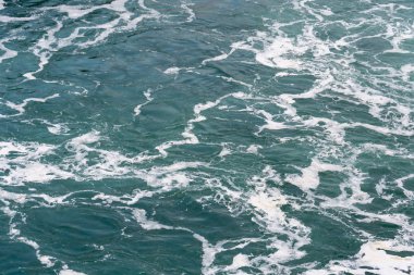 Çalkantılı ve turkuaz su yüzeyi beyaz köpük kadar şelaleler sonra Niagara Nehri'nin
