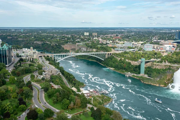 Niagara Falls, üzerinde / Kanada - 09/06/2018: Niagara Nehri ve Gökkuşağı Köprüsü Kanada ve ABD arasında güzel bir havadan görünümü