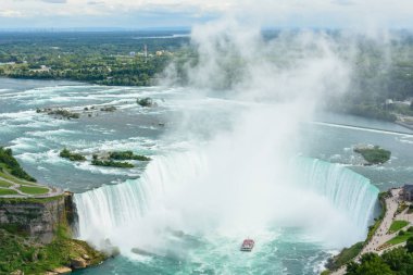 Niagara Falls, üzerinde / Kanada - 09/06/2018: Niagara Şelaleleri ile bir tekne turist ve sis sütun ile bir havadan görünümü