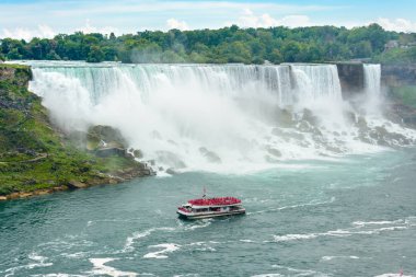 Niagara Falls, Ny / Amerika Birleşik Devletleri - 09/06/2018: American Falls turist ve sis oluşturan kayaların su sıçrama ile bir tekne ile bir havadan görünümü