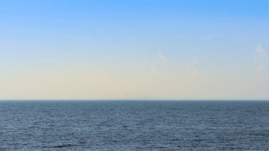 Niagara-on--Lake, üzerinde / Kanada - 09/06/2018: ön ve arka planda Cn Kulesi ve Toronto şehir uzak silüeti Ontario Gölü bir manzara