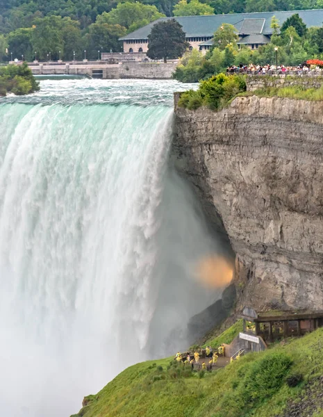 Niagara Falls, üzerinde / Kanada - 09/06/2018: yakın dikey çerçeve kadar girişinde şelalenin görmek için gösterilen Niagara Falls