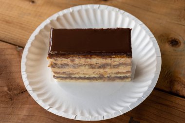 Beyaz bir tabak üzerinde Opera kek lezzetli bir dilim