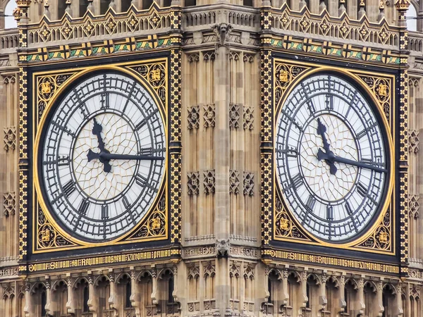 Una vista de cerca aislada del histórico reloj Big Ben — Foto de Stock