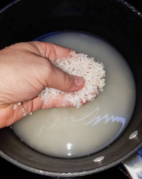 Суши Рис Руке Над Кастрюлей Белой Водой — стоковое фото
