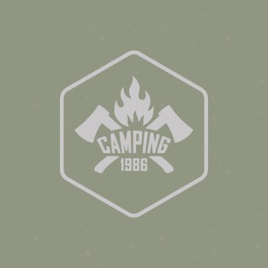 Metin için renk çizimi, çapraz baltalar, arka planda dokusu olan bir ateş. Eski tarz, grunge desenli bir kamp logosunun vektör çizimi. Vahşi yaşam seyahati illüstrasyonu.