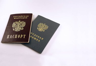 Pasaport ve emek belge, renkli bir arka plan üzerinde iş deneyimi.