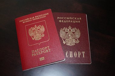 Pasaport, renkli bir arka plan üzerinde Rusya Federasyonu.