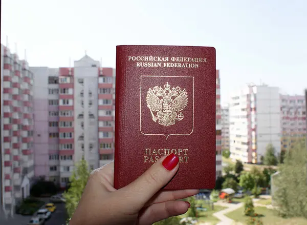 Pasaporte Ruso Contexto Ciudad —  Fotos de Stock