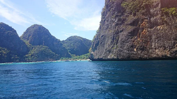 海岛在海洋 游艇和小船 — 图库照片