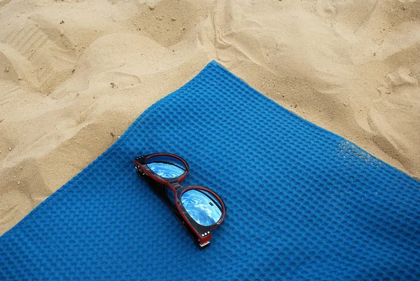 Gafas Sol Una Toalla Playa Azul — Foto de Stock